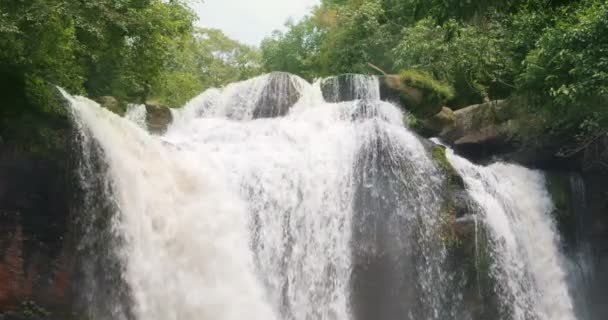 泰国美丽的深层森林瀑布 泰国卡奥伊国家公园的Haew Suwat瀑布 瀑布般的宁静和自然的愉悦 — 图库视频影像