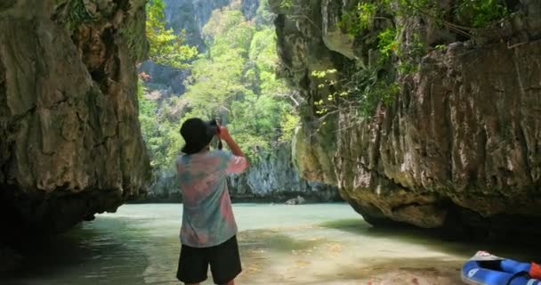 Vista Trasera Del Hombre Turista Que Viaja Parque Nacional Phang — Vídeo de stock