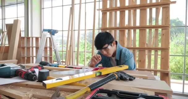 Carpintero Trabajando Artesanía Madera Taller Para Producir Material Construcción Muebles — Vídeo de stock