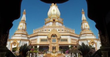 Phra Maha Chedi Chai Mongkol, Wat Pha Namthip Prasit Vararam, Tayland 'ın kuzeydoğusunda yer alan ve içinde Buda' nın yadigarları bulunan çok saygı duyulan bir tapınak.