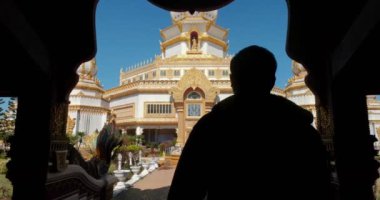 Roi et, Tayland - Phra Maha Chedi Chai Mongkol, Wat Pha Namthip Thep Prasit Vararam, Tayland 'ın kuzeydoğusunda yer alan ve içinde Buda' nın yadigarları bulunan çok saygı duyulan bir pagoda