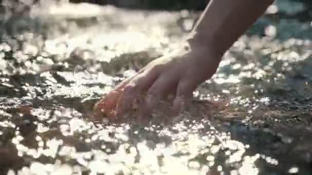 Die Langsame Bewegung Der Hand Berührt Das Wasser Waldfluss Oder — Stockvideo