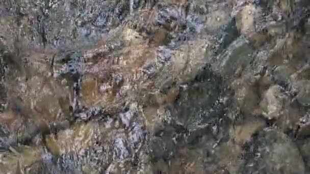 俯瞰清澈的山水 岩石和水花 森林中淡水瀑布流的背景 — 图库视频影像