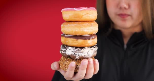 Жінка Дивиться Нездоровий Пончик Апетитом Нездорове Харчування Концепція Нездорової Їжі — стокове відео