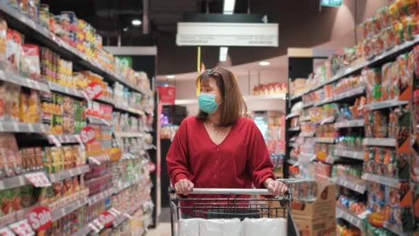 Mujer Asiática Que Usa Mascarilla Facial Empuje Carrito Compras Los — Vídeos de Stock