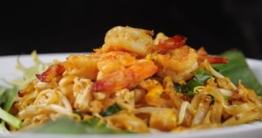 Geleneksel Tayland yemeği, Karides Pad Thai, kuru erişte, sokak yemeği, Tayland yemeği tarzı..