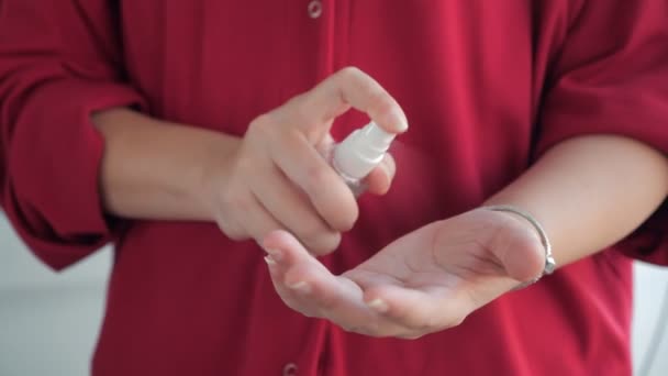 Femme Essuie Ses Mains Avec Spray Base Alcool Pour Laver — Video