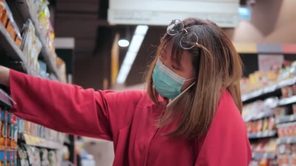 Mulher Asiática Usando Máscara Facial Escolhendo Coisas Supermercado Para Comprar — Vídeo de Stock