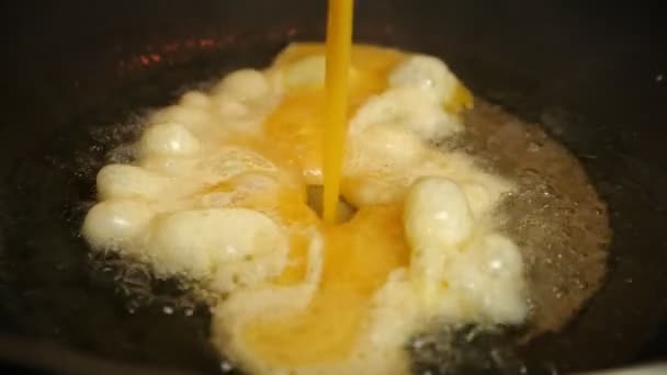 Omelete Caindo Frigideira Com Óleo Salpicante Cozinhar Frito Delicioso Gostoso — Vídeo de Stock
