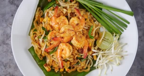 Περιστροφή Γαρίδες Pad Thai Top View Fried Noodle Thai Style — Αρχείο Βίντεο