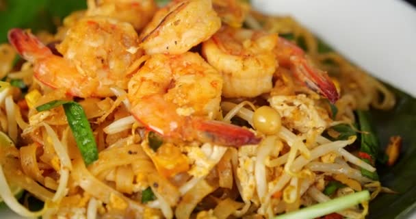 태국의 Shrimp Pad Thai Dry Noodle Street Food Thai 스타일 — 비디오