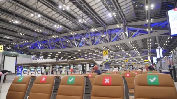 Assentos Passageiros Aeroporto Suvarnabhumi Durante Surto Covid Assento Foi Rotulado — Vídeo de Stock