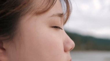 Asyalı Kadın Surat 'ın Gözlerini Yavaş Çekimde Açması. Harika Asyalı genç kadın gözlerini açıyor ve dik dik bakıyor..