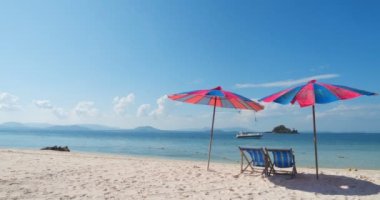 Mavi okyanus, beyaz kumsal, tropik ada manzarası. Küçük, vahşi plaj sandalyeleri dinleniyor. Manzara Adası. Phuket Andaman Okyanusu 'nda deniz altyapısı.