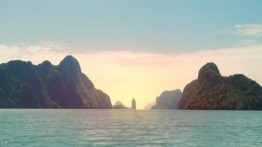 İnanılmaz gündoğumu manzaralı dramatik renkli okyanus dalgaları. Güzel doğa cenneti arka planı..