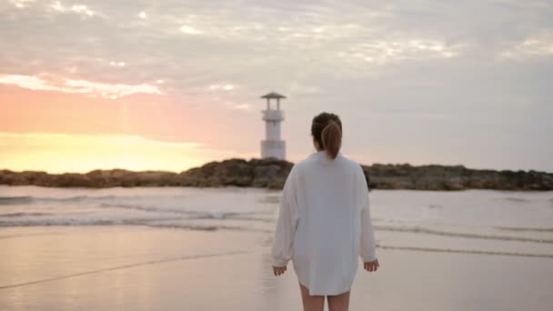 Junge Inspirierte Frau Hebt Ihre Hände Strand Vor Dem Schönen — Stockvideo