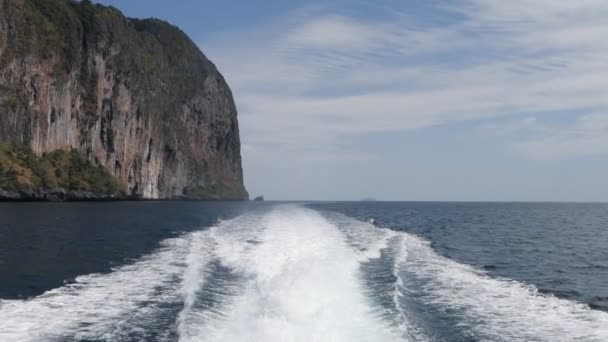 Blick Von Der Insel Auf Die Rückseite Eines Schiffes Wellen — Stockvideo