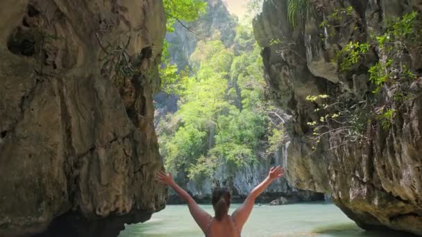 Dobrodružství Cestovatel Mladá Žena Vychutnat Pohled Krásné Destinace Ostrov Phang — Stock video