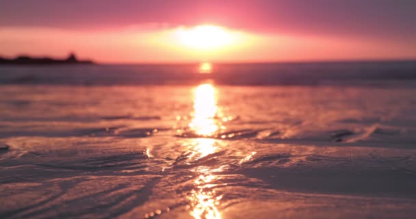 Rode Zonsondergangen Hemel Boven Strand Zee Zon Raakt Horizon Rose — Stockvideo