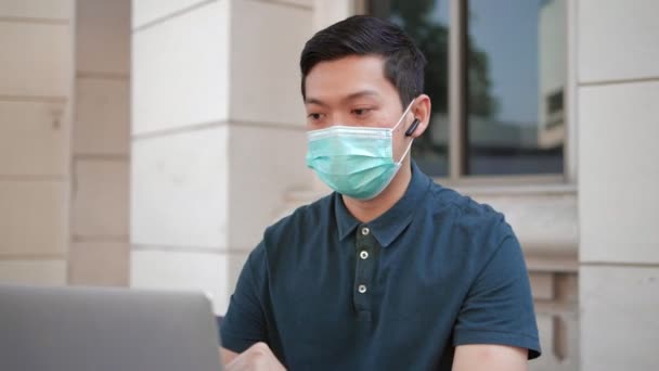 Laptop Kullanan Koruyucu Tıbbi Maskeli Asyalı Bir Işadamı Açık Hava — Stok video