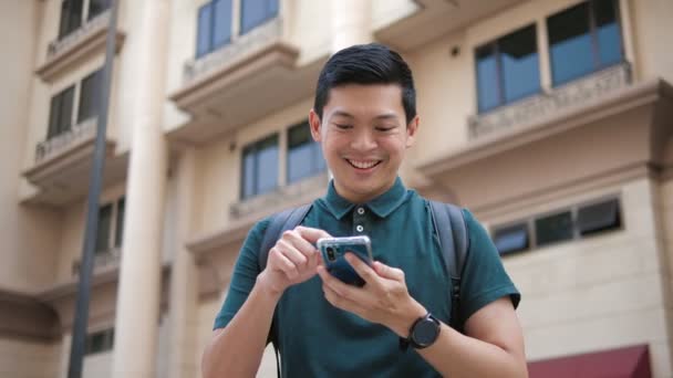 Zeitlupe Lächelt Von Asiatischen Mann Mit Smartphone Der Straße Städtischen — Stockvideo