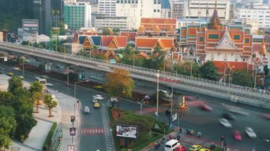 Bangkok, Tayland 'da Samyan Kavşağı' ndaki inşaat işi ve trafikteki tapınak Budistinin zamanaşımına uğramış görüntüsü