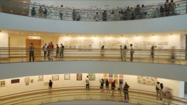 Bangkok Sanat ve Kültür Merkezi 'nde (BACC) birçok insan ziyaret ediyor, fotoğraf sergisi Bangkok' ta bir çağdaş sanat merkezidir..