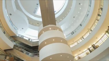 Bangkok Sanat ve Kültür Merkezi 'nde (BACC) birçok insan ziyaret ediyor, fotoğraf sergisi Bangkok' ta bir çağdaş sanat merkezidir..