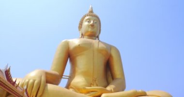 Büyük Buda heykeli. Parlak altın rengi çok güzel. Wat Muang, Ang Thong Eyaleti, Tayland