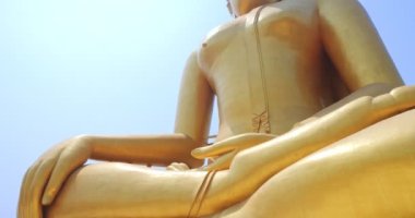Büyük Buda heykeli. Parlak altın rengi çok güzel. Wat Muang, Ang Thong Eyaleti, Tayland