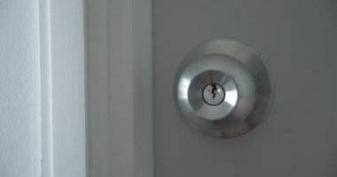 Elini kapat ve beyaz kapı kollarını aç. Erkek eli açık kapı tokmağı.