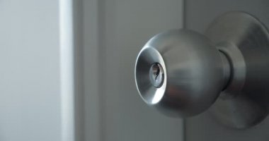 Elini kapat ve beyaz kapı kollarını aç. Erkek eli açık kapı tokmağı.