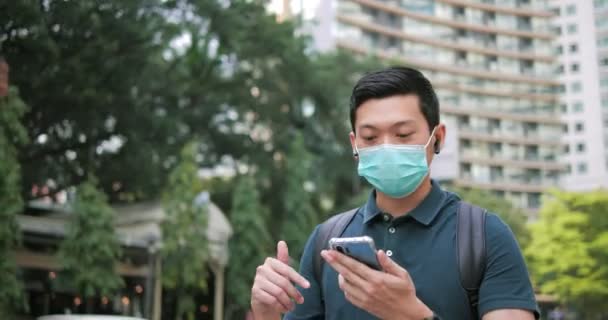 Asiático Homem Máscara Protetora Médica Selfie Vídeo Chamada Durante Caminhada — Vídeo de Stock