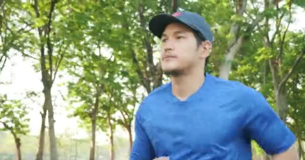 Guapo Hombre Asiático Corriendo Con Feliz Parque Verde Durante Día — Vídeo de stock