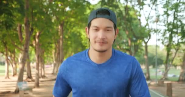 Bello Uomo Asiatico Esecuzione Con Felice Nel Parco Verde Durante — Video Stock