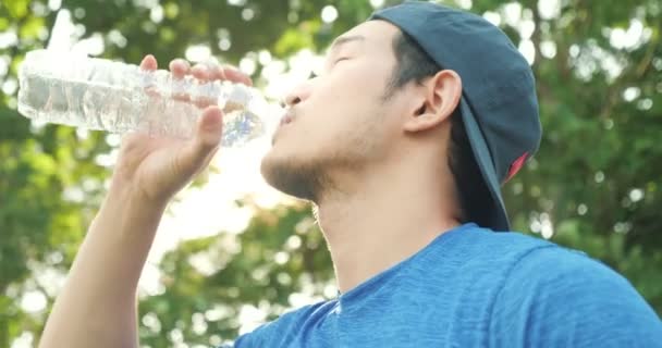 Багато Азіатського Чоловіка Ють Воду Пляшки Після Праці Зеленому Парку — стокове відео