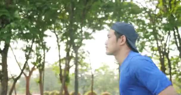 Çekici Asyalı Adam Sabahın Köründe Yeşil Parkta Ağaçların Arka Planında — Stok video
