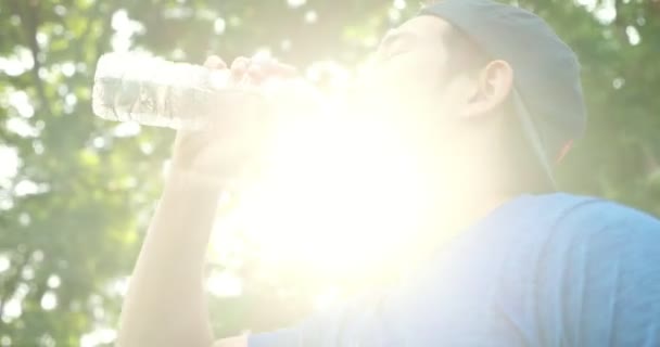 Bonito Homem Asiático Bebendo Água Garrafa Depois Trabalhar Parque Verde — Vídeo de Stock