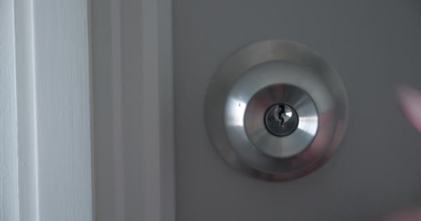 Tutup Tangan Dan Kunci Gagang Pintu Dari Pintu Putih Pria — Stok Video