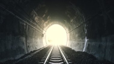 Karanlıkta, ucunda ışık olan bir demiryolu tüneli. Hedeflerine ulaşmayı, sorunları ve engelleri aşmayı temsil edebilir..