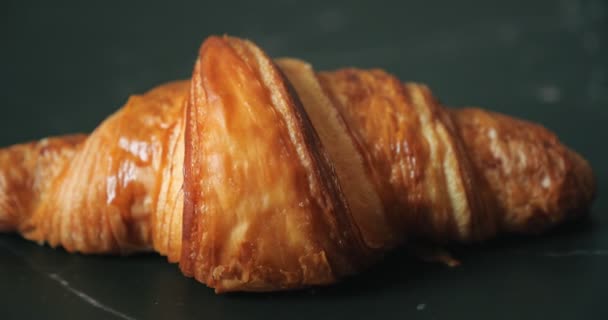 Segar Croissant Pada Latar Belakang Tabel Batu Hitam — Stok Video