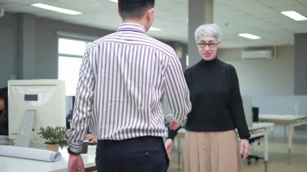 アジアのビジネスマンの従業員は 感謝の認識のおかげでコンセプトとしてオフィスで感謝の意を表明するために 役に立つシニア女性の上司のエグゼクティブリーダーを握手 — ストック動画