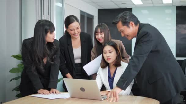 Бизнес Азиатская Команда Смотрит Презентацию Ноутбука Делясь Идеями Офисе Бизнесмены — стоковое видео