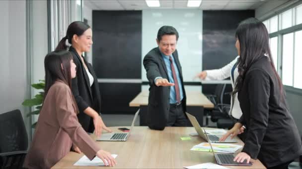 Sénior Asiático Líder Executivo Masculino Grupo Equipe Negócios Colocando Mãos — Vídeo de Stock