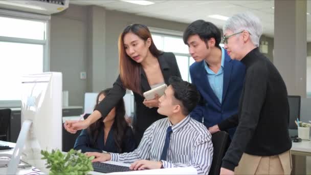 Souriant Jeunes Employés Asiatiques Équipe Affaires Dirigeante Principale Partageant Des — Video