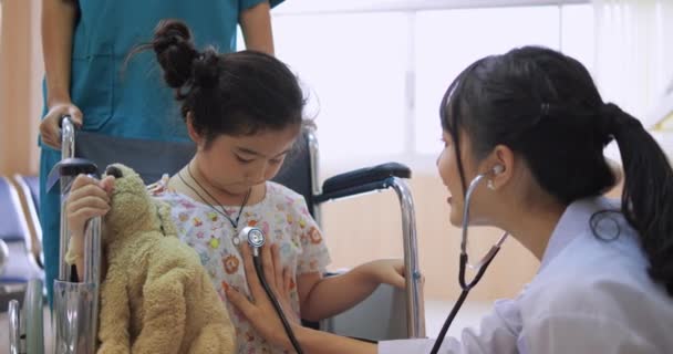 Asijky Žena Lékař Checkup Malá Dívka Sedět Invalidním Vozíku Stetoskopem — Stock video