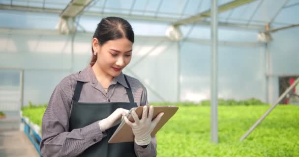 Asian Woman Farmer Using Tablet Look Camera Greenhouse Export Market — Stock Video