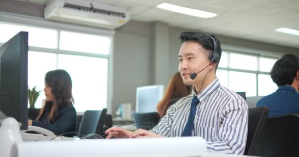 Ázsiai Férfi Ügyfélszolgálati Ügynök Vagy Call Center Headset Működik Asztali — Stock videók