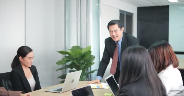 Irritado Asiático Chefe Gritando Com Colegas Durante Uma Reunião Com — Vídeo de Stock