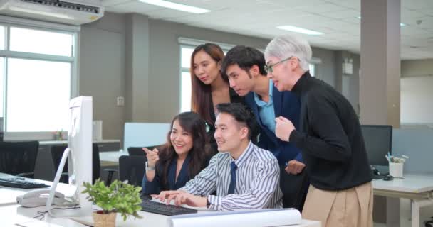 Grupo Negócios Asiáticos Brainstorming Discussão Reunião Equipe Criativa Local Trabalho — Vídeo de Stock